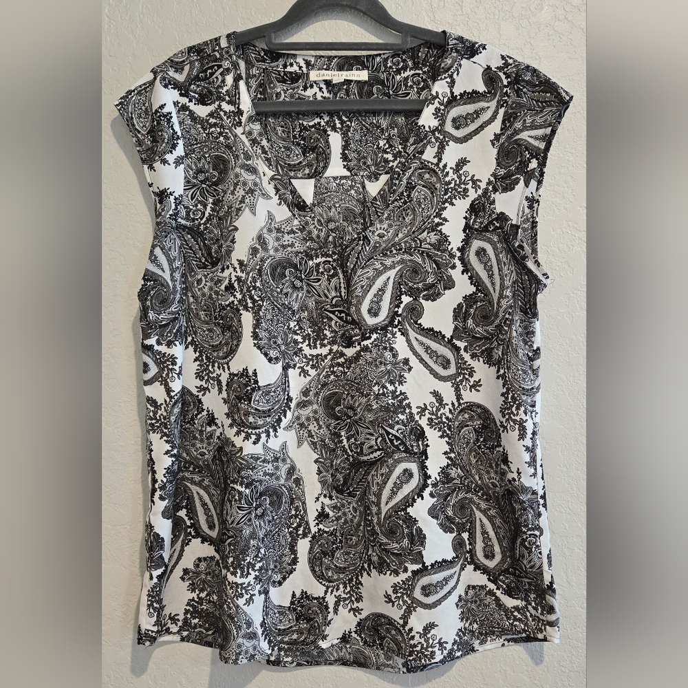 Daniel Rainn Black and White Paisley Cap Sleeve Blouse